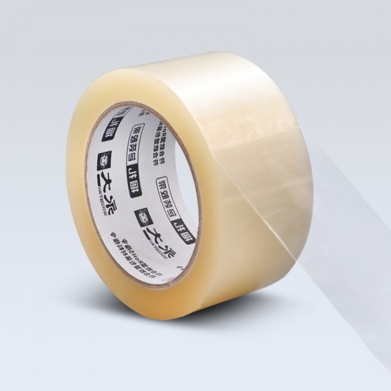 Um rolo completo de fita transparente para vedação de caixas de papelão, com 48 mm de largura, enrolada em um núcleo de papel branco; a fita não tem poeira e é altamente brilhante, fotografada em um fundo branco puro sob iluminação suave e uniforme para enfatizar sua transparência e superfície lisa.