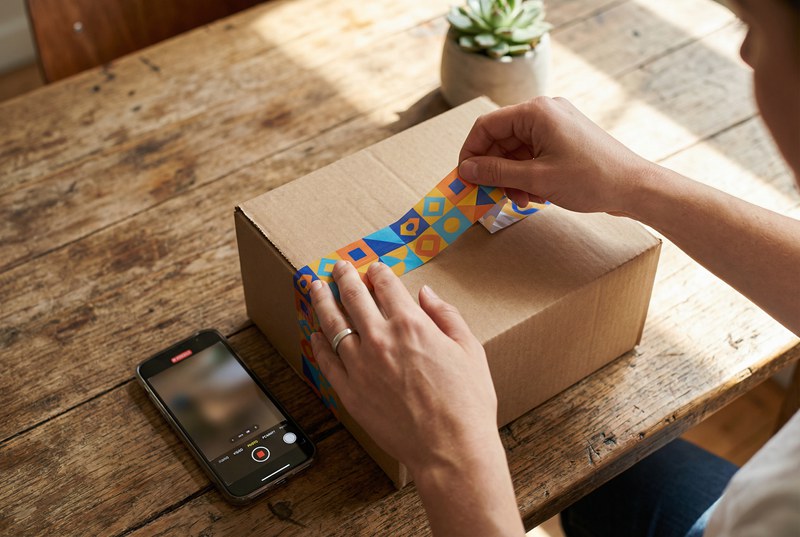 Unboxing emocionado en mesa rústica